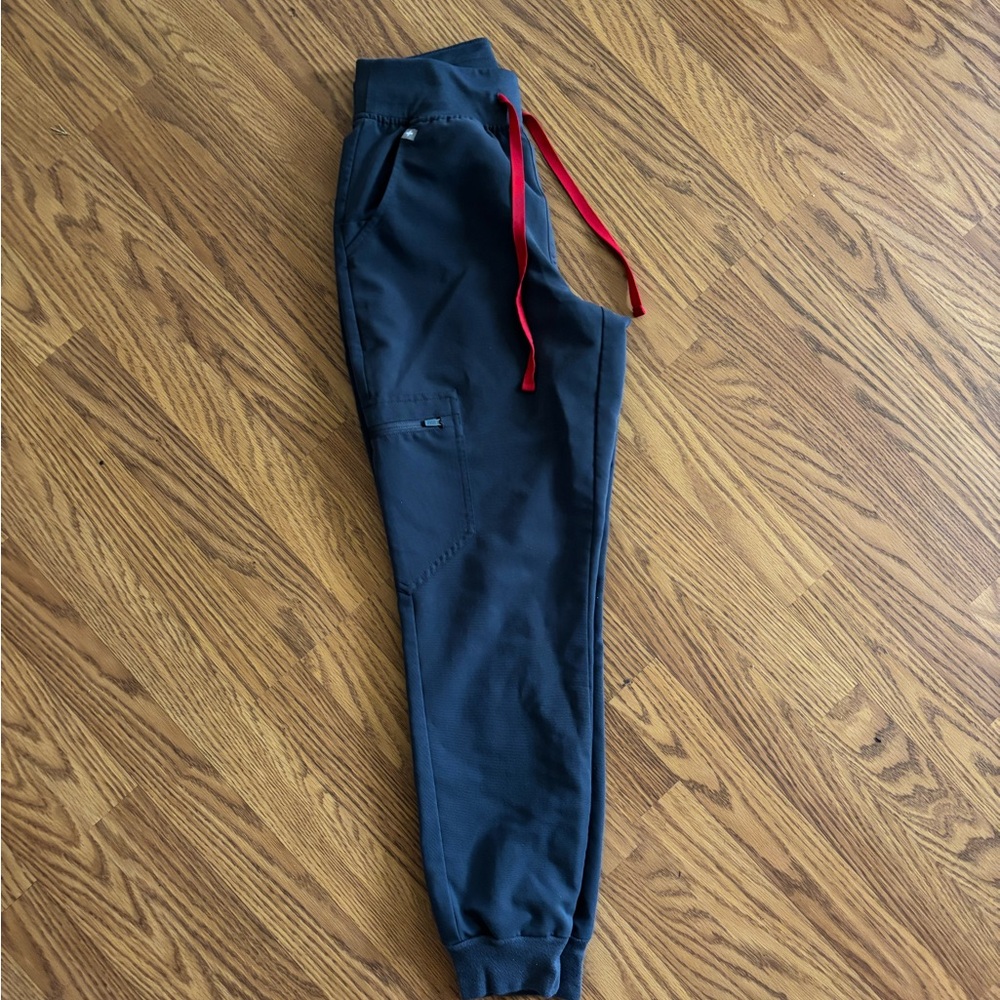 Figs Women's charcoal scrub set
